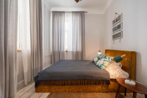 White LUX apartment next to the Old town with free parking and high speed internet